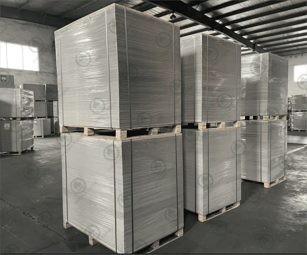 Tấm Duplex với mặt sau màu xám