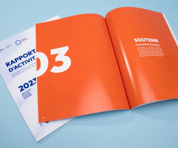 Beautiful_magazine_made_of_coated_paper.jpg Beautiful_magazine_made_of_coated_paper.jpg